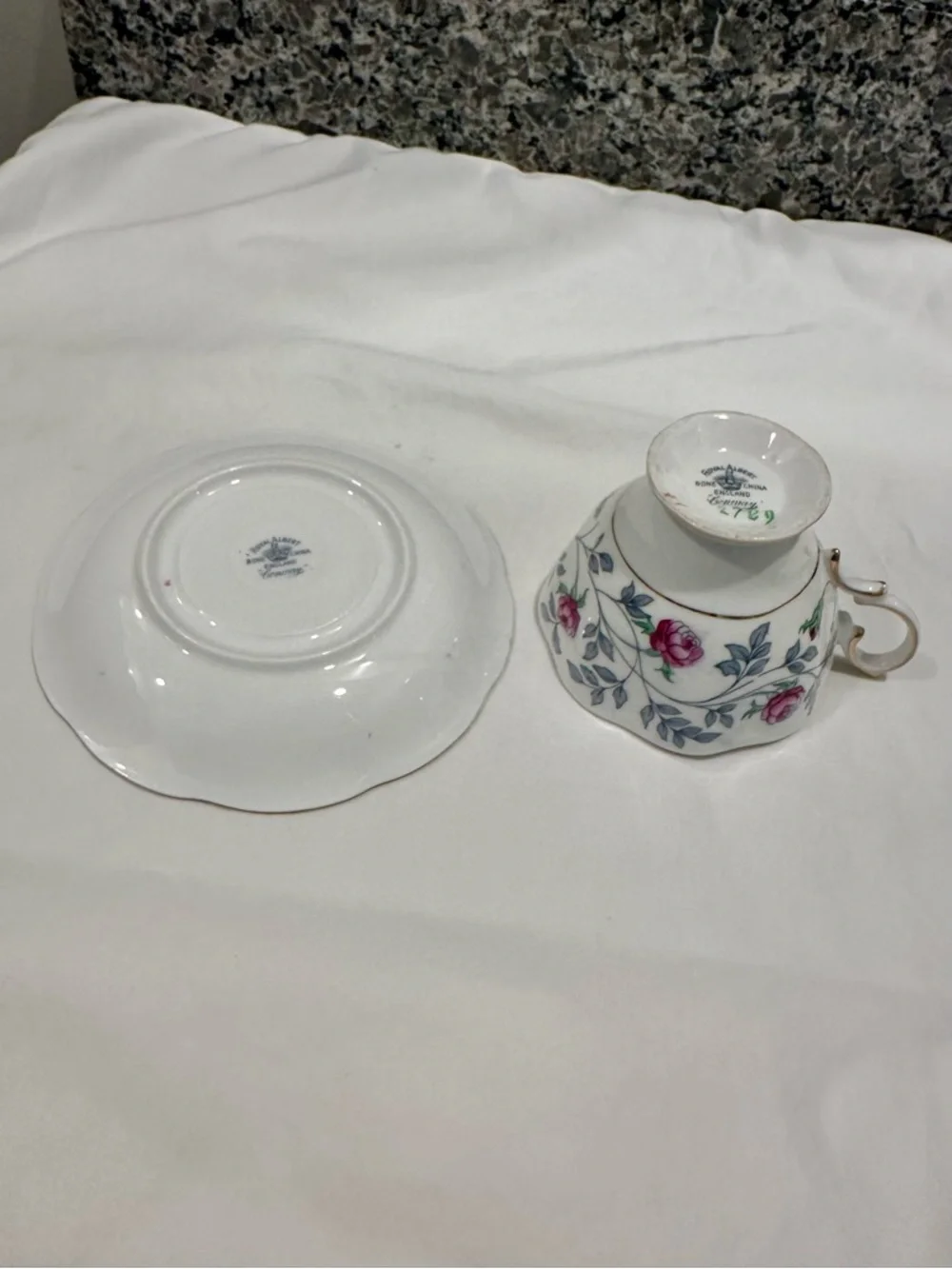Vintage Royal Albert "Conway" Teacup and Saucer Set – Pink Roses, 22K Gold Trim - Picture 9 of 11